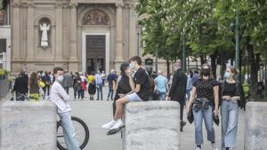 Un grupo de jóvenes camina por las calles de Bergamo.