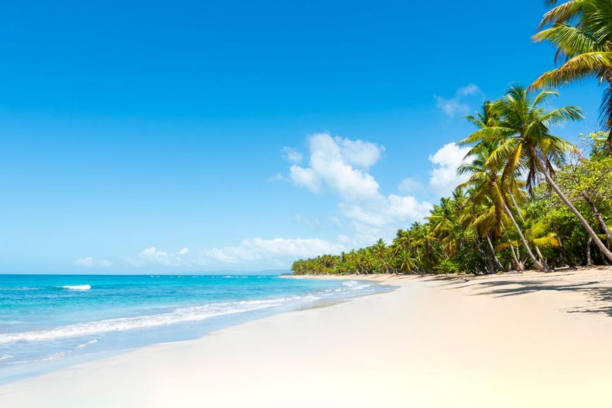 La playa Varadero también conocida como playa Azul es una de las más conocidas en Cuba. En realidad son seis playas pero los viajeros conocen este sitio por este nombre. Sus aguas cristalinas y su arena fina se prolongan a lo largo de más de 20 kilómetros en la Península de Hicacos. Las temperatura cálida se mantiene durante todo el año. 