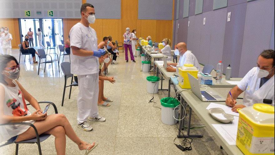Vacunación contra la Covid en el hospital Doctor Negrín de Gran Canaria.