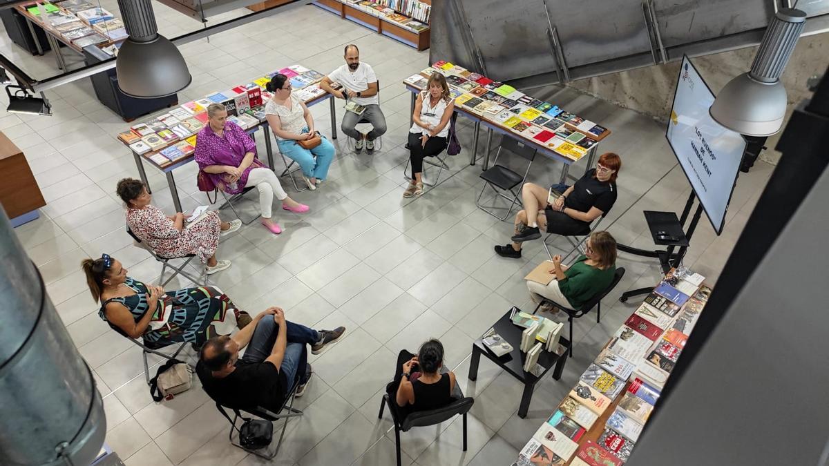 Club de lectura en la librería Sinopsis de Las Palmas de Gran Canaria.