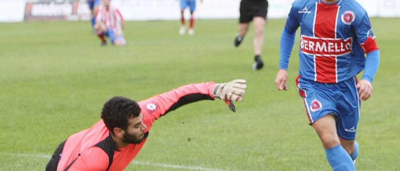 Xaco esquiva al portero del Barra de Miño en el partido de O Couto. // Iñaki Osorio