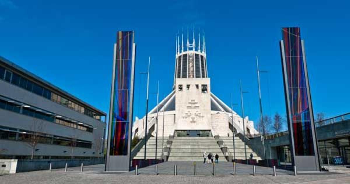 Vista exterior de la Catedral Metropolitana de Liverpool.
