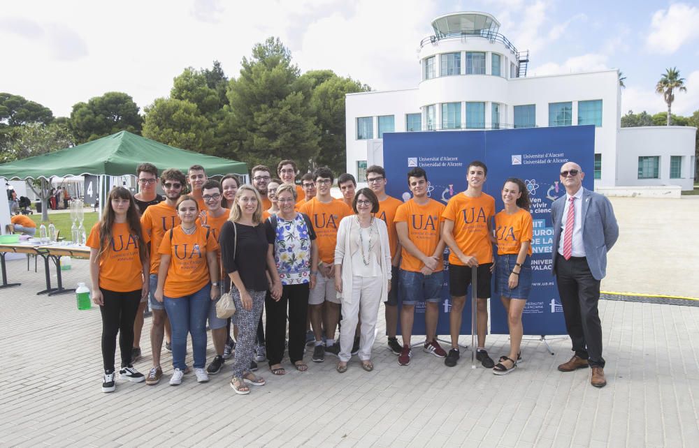 Centenares de niños y jóvenes con sus familias practican con robots en la 'Noche de la Ciencia' y descubren propiedades casi mágicas de los materiales