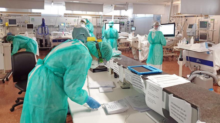 Equipo de la UCI de Povisa, trabajando durante la pandemia // Marta G. Brea