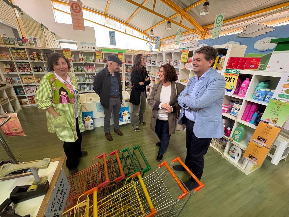 Por la izquierda, Beatriz González Braga, Faustino Zapico, Cintia Ordóñez, teniente de alcalde, Beatriz González Prieto y José Ramón Martín Ardines en el Centro de Formación para el Comsumo de Blimea