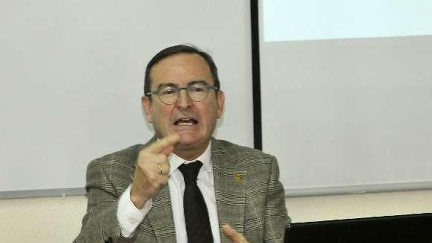José Ramón Riera Velasco, durante su charla en Ciaño.