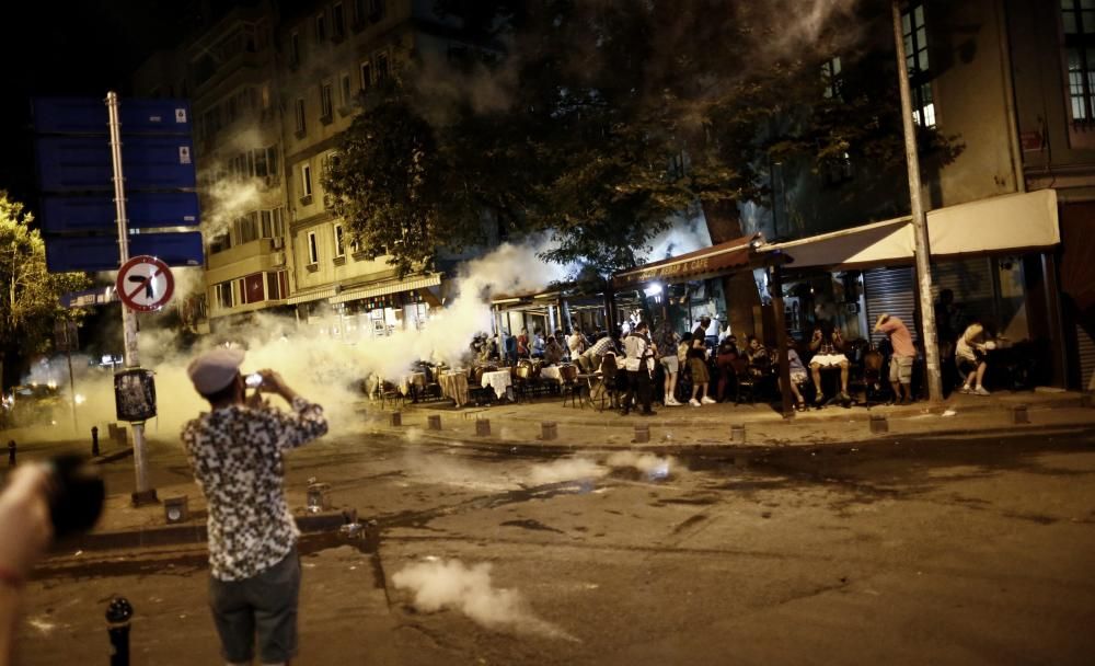 La policía dispersó con cargas de gas lacrimógeno una manifestación en Estambul que protestaba por la agresión, el jueves, a los asistentes a una fiesta de seguidores del grupo de música Radiohead.