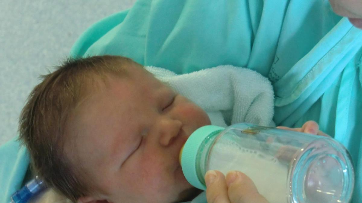 Imagen de un bebé tomando un biberón.
