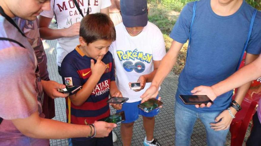 Algunos asistentes al evento comparten sus Pokémon capturados. // Bernabé/Wendy Carolina