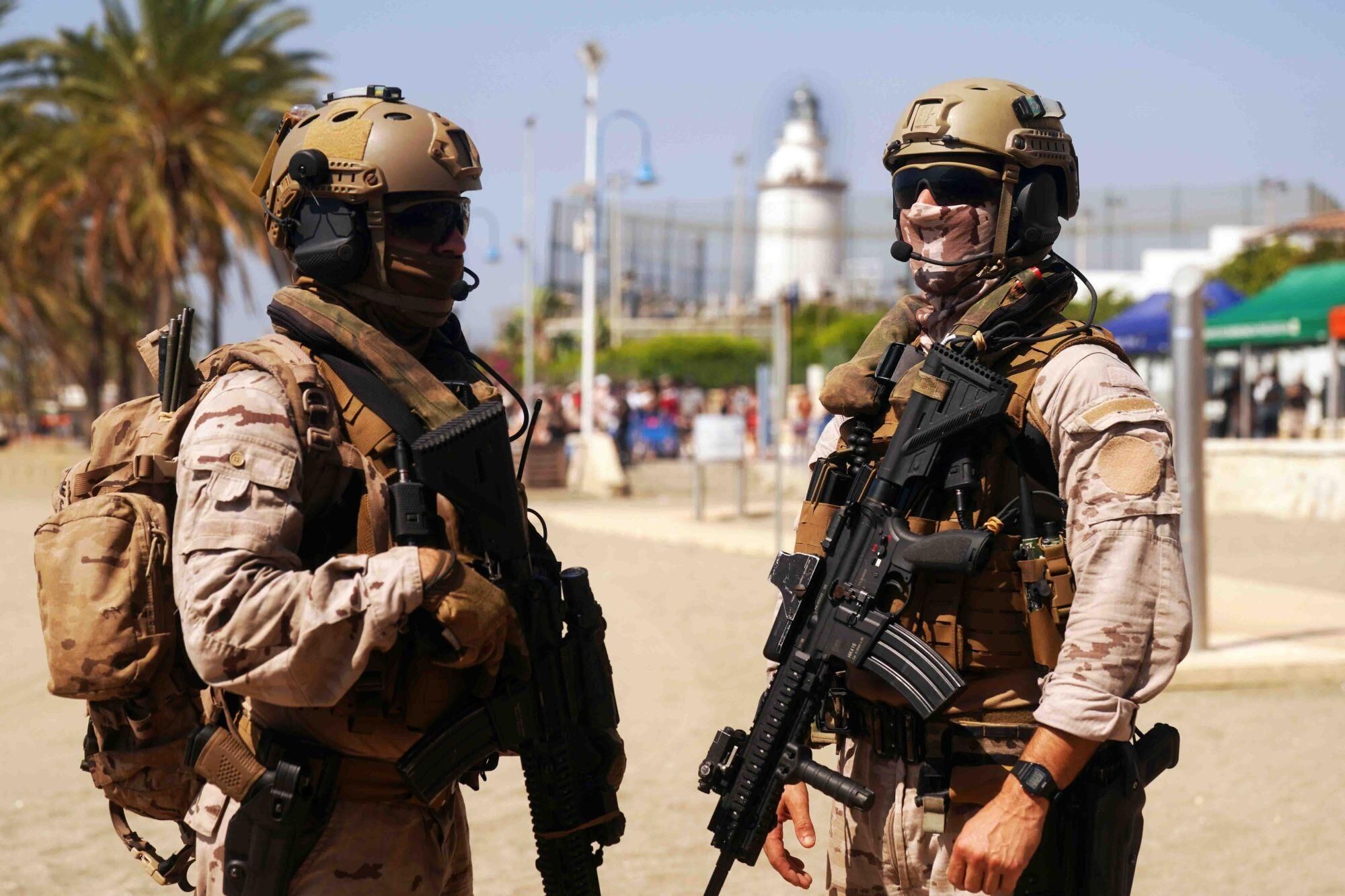 Exhibición dinámica de un desembarco anfibio de La Armada, donde aviones, helicópteros, Infantes de Marina, embarcaciones rápidas y lanchas de desembarco actúan en un escenario simulado de rescate de rehenes