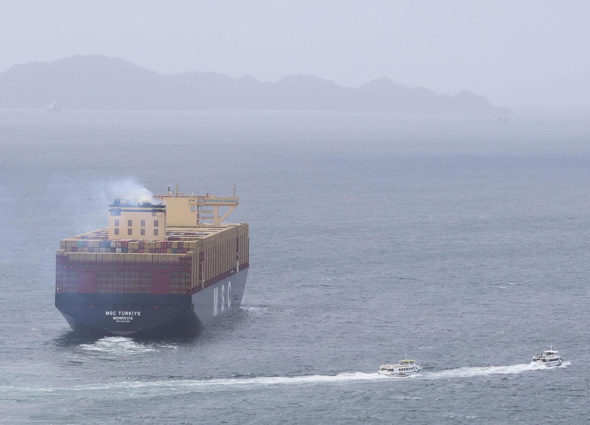 El mayor portacontenedores del mundo atraca en Vigo