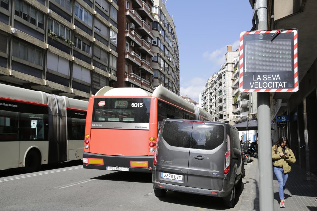 BARCELONA 04/04/2023 Barcelona. Tema sobre retos del próximo mandato. Reforma pendiente de Balmes, entre la plaza Molina y la plaza Kennedy. Fotos del tramo Gral.Mitre-Pça.Molina. Detalles de aceras raquíticas con motos aparcadas y gente pasante, configuración de las calles Fotos de los nuevos semáforos (Balmes-Francolí y Balmes-Putxet). FOTO de RICARD CUGAT