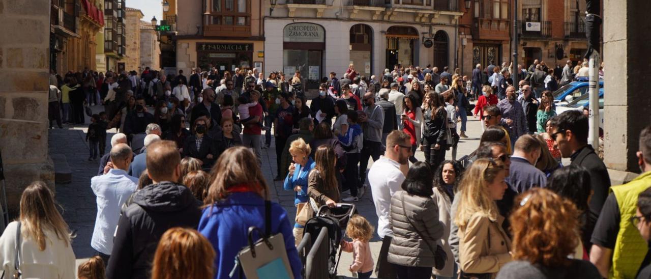 El entorno de la Plaza Mayor, lleno de gente. |