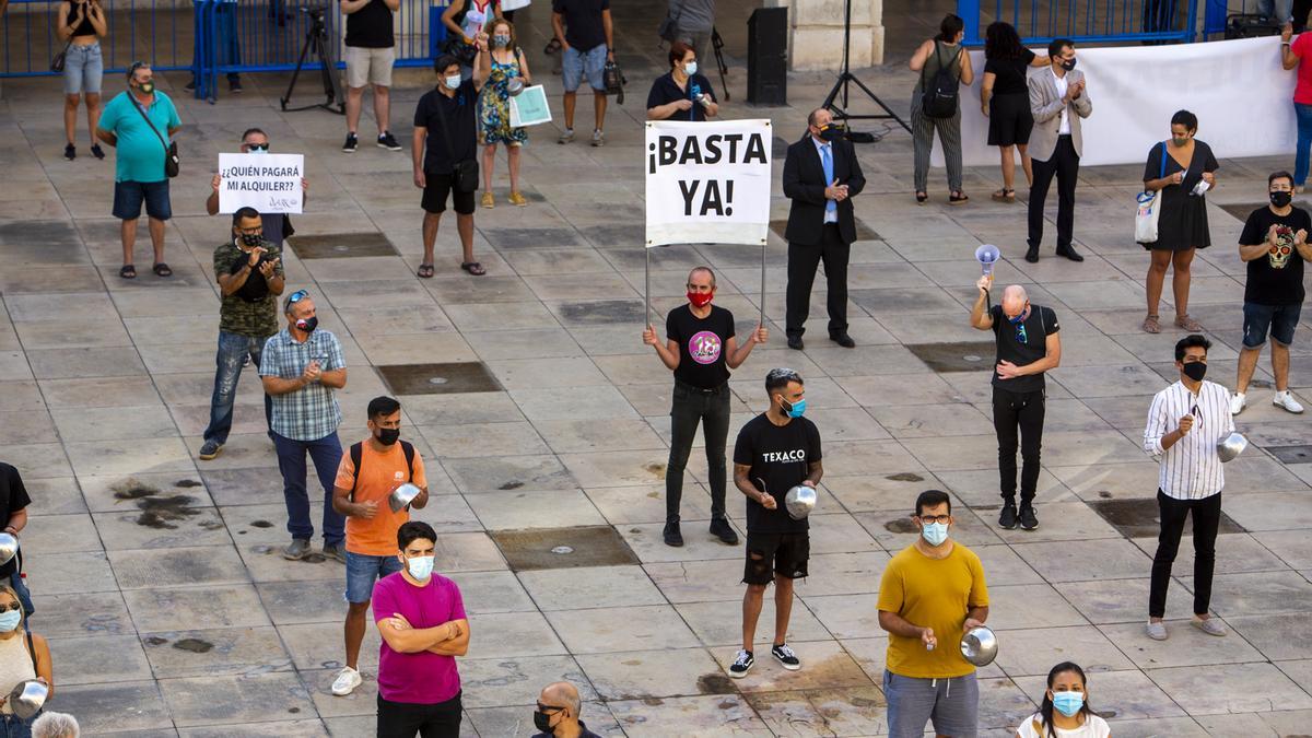 Protestas del sector alicantino del ocio nocturno por el cierre impuesto a sus locales por la crisis del covid.