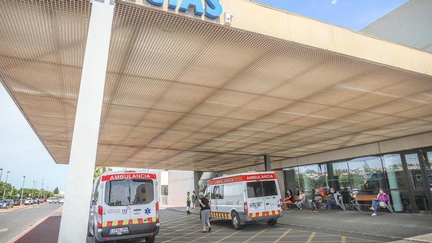 Acceso a la puerta de Urgencias del Hospital Universitario de Torrevieja/Foto Tony Sevilla.