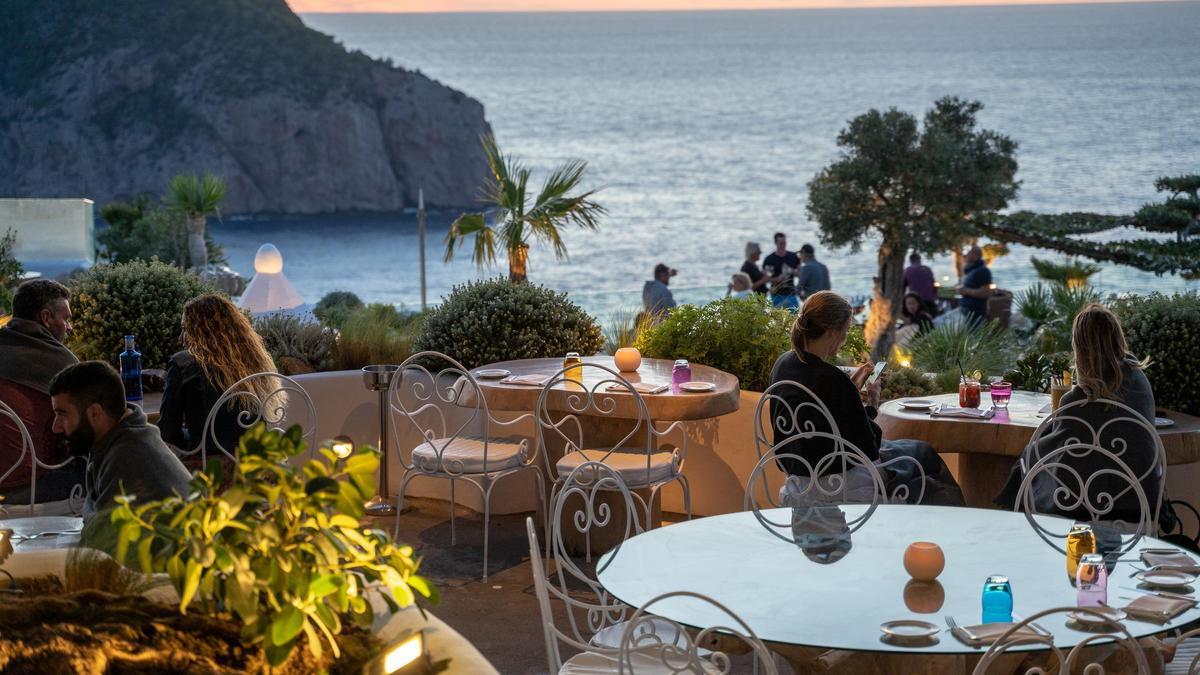 En Hacienda Na Xamena podrás disfrutar de los sabores del Mediterráneo mientras disfrutas de unas increíbles vistas sobre el mismo.