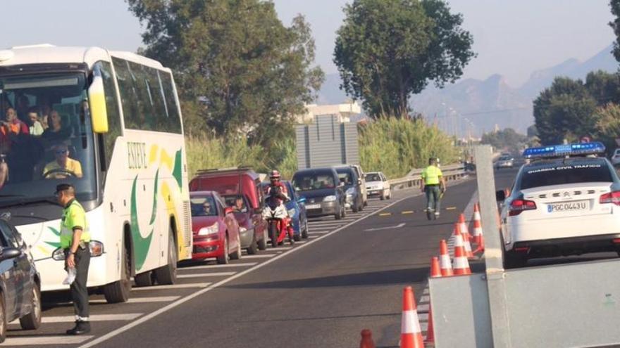 Controles realizados el domingo en la carretera de Oliva donde han muerto cuatro ciclistas alicantinos en las últimas semanas