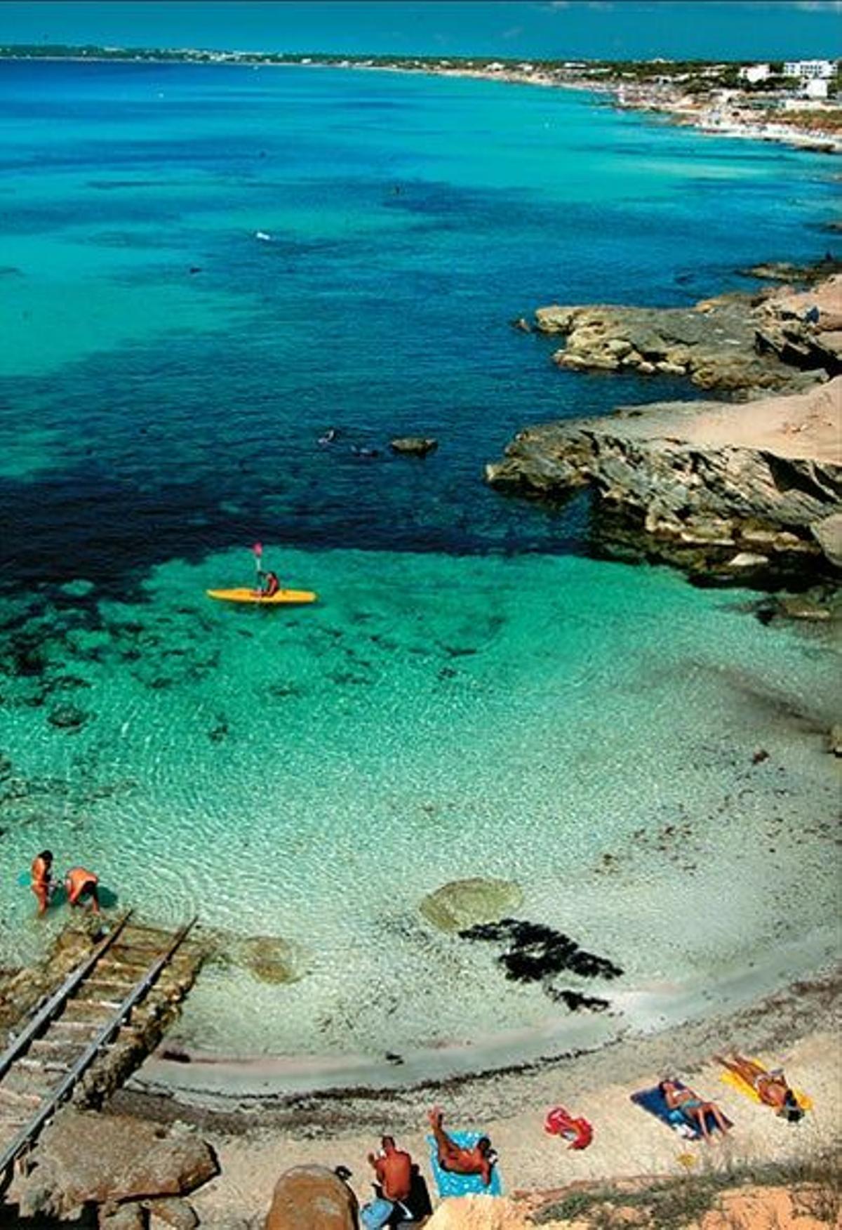En las calas de Formentera, donde se cuela el ajetreo del clamor estival ibicenco, se acumulan embar