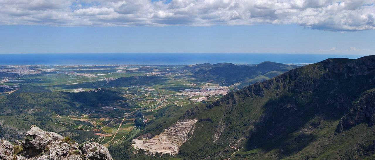 Vista de la antigua cantera de Villalonga, a los pies del
 Circ de la Safor, que el ayuntamiento ha comprado
 para restaurar.  LEVANTE-EMV