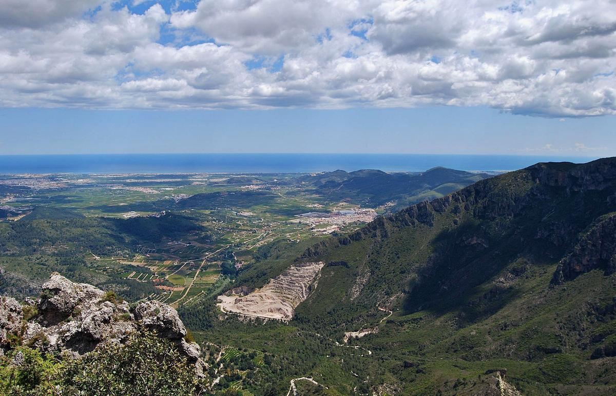 Vista de la antigua cantera de Villalonga, a los pies del
 Circ de la Safor, que el ayuntamiento ha comprado
 para restaurar.  LEVANTE-EMV