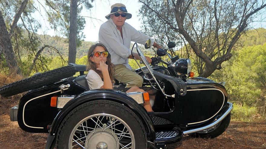 Miguel posa, junto a su hija Tantita, en una moto Ural fabricada en Rusia desde finales de la Primera Guerra Mundial