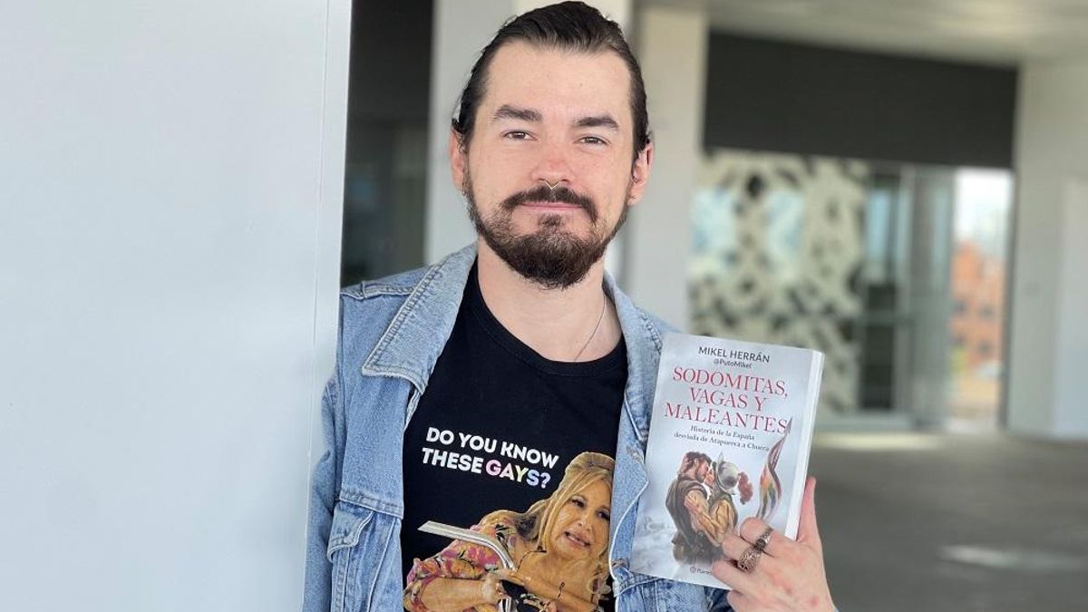 Mikel Herrán, doctor en Arqueología y divulgador, posa con su libro 'Sodomitas, vagas y maleantes. Historia de la España desviada de Atapuerca a Chueca'.
