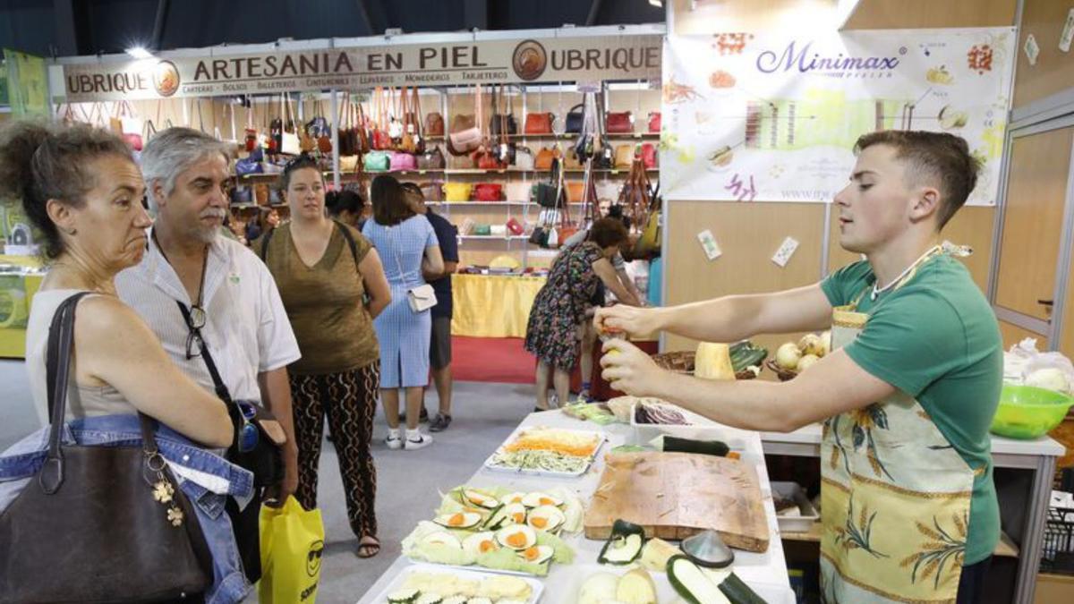 Pablo Fernández, Cristina Saldaña y Toni Pomares haciendo una demostración de sus artículos. | Á. G.