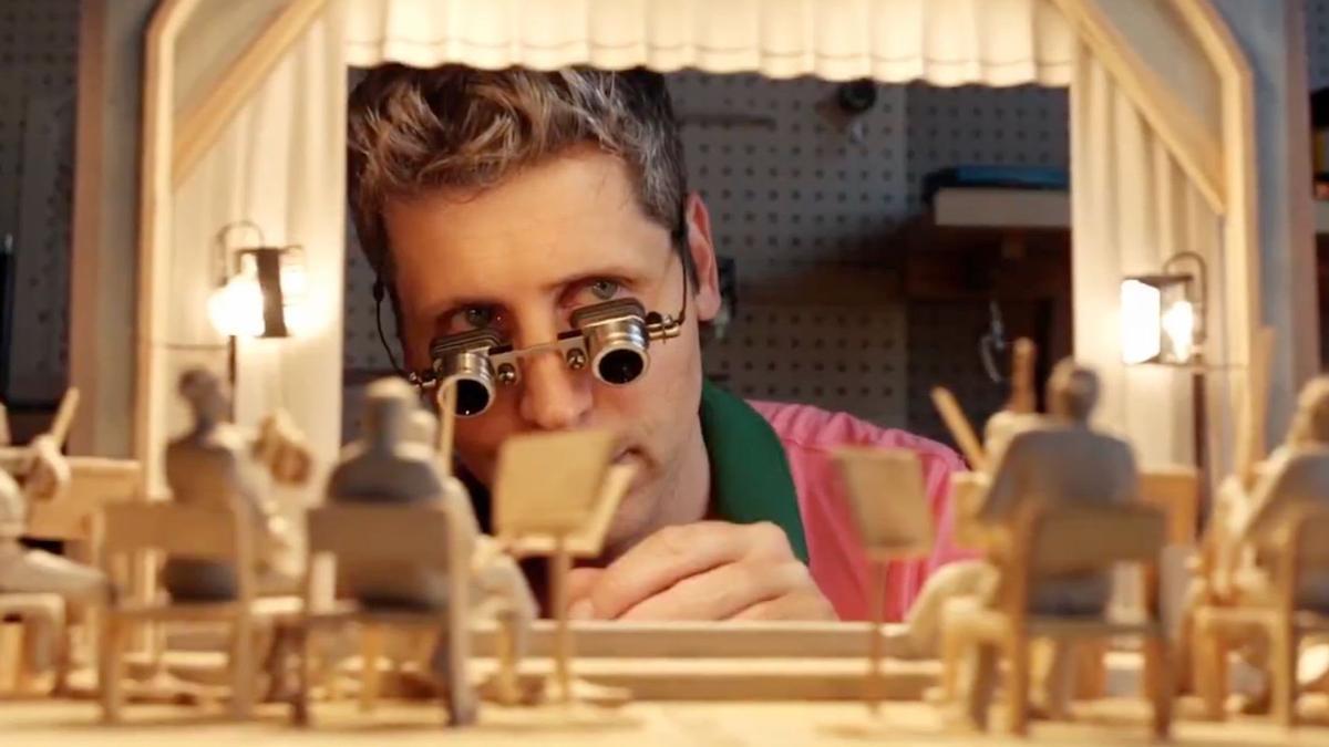 Un vídeo creado con IA a través de la aplicación Sora en la que se recrea a Sam Altman, director ejecutivo de OpenAI, como un titiritero.