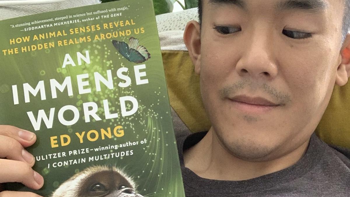 Ed Yong con su libro sobre la sensibilidad en el reino animal.