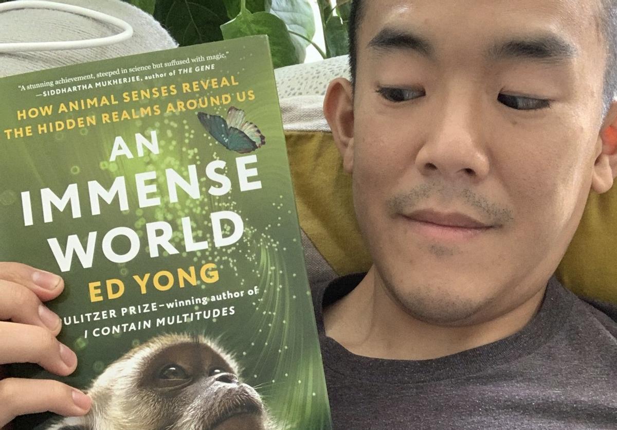 Ed Yong con su libro sobre la sensibilidad en el reino animal.