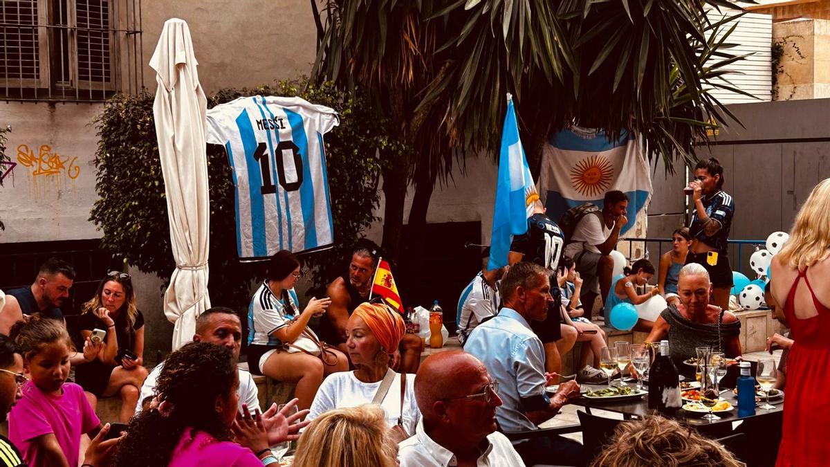 Presencia argentina por las inmediaciones de la Concatedral de San Nicolás horas antes de la final.