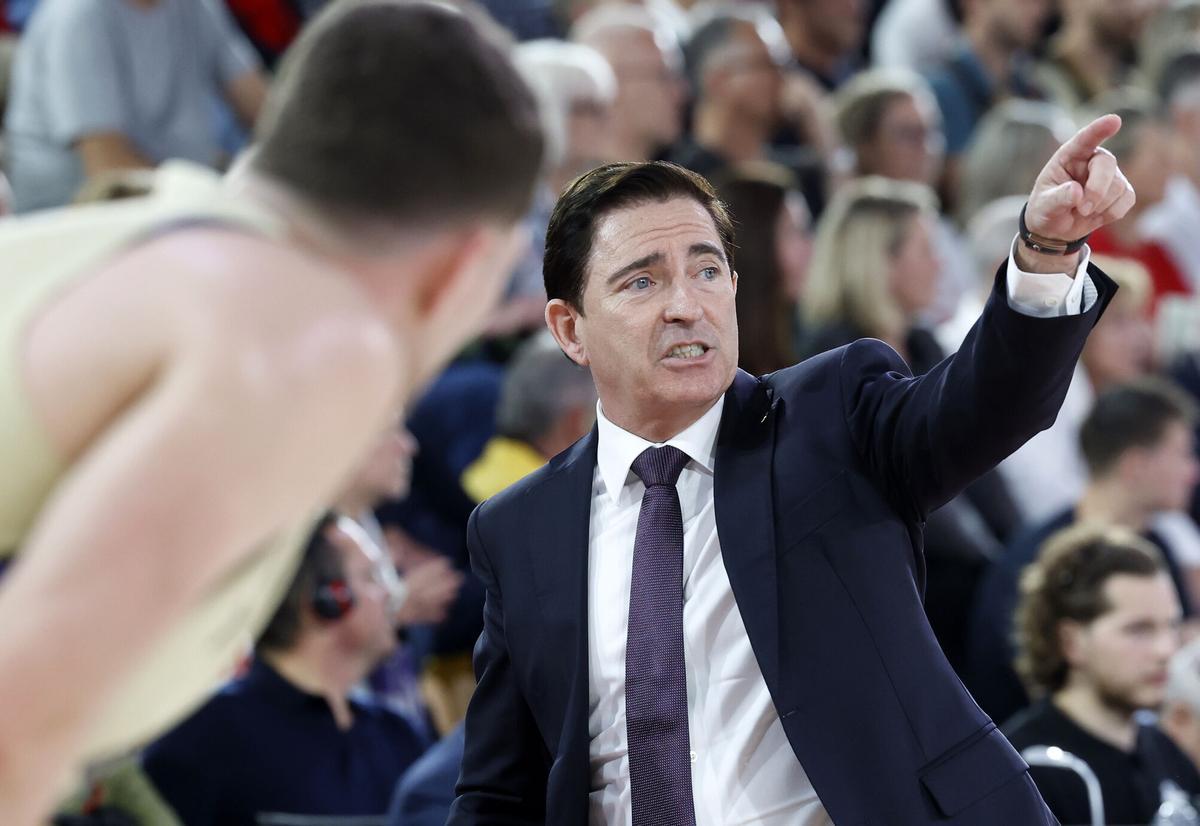 Xavi Pascual imparte órdenes durante el Mónaco-Barça,