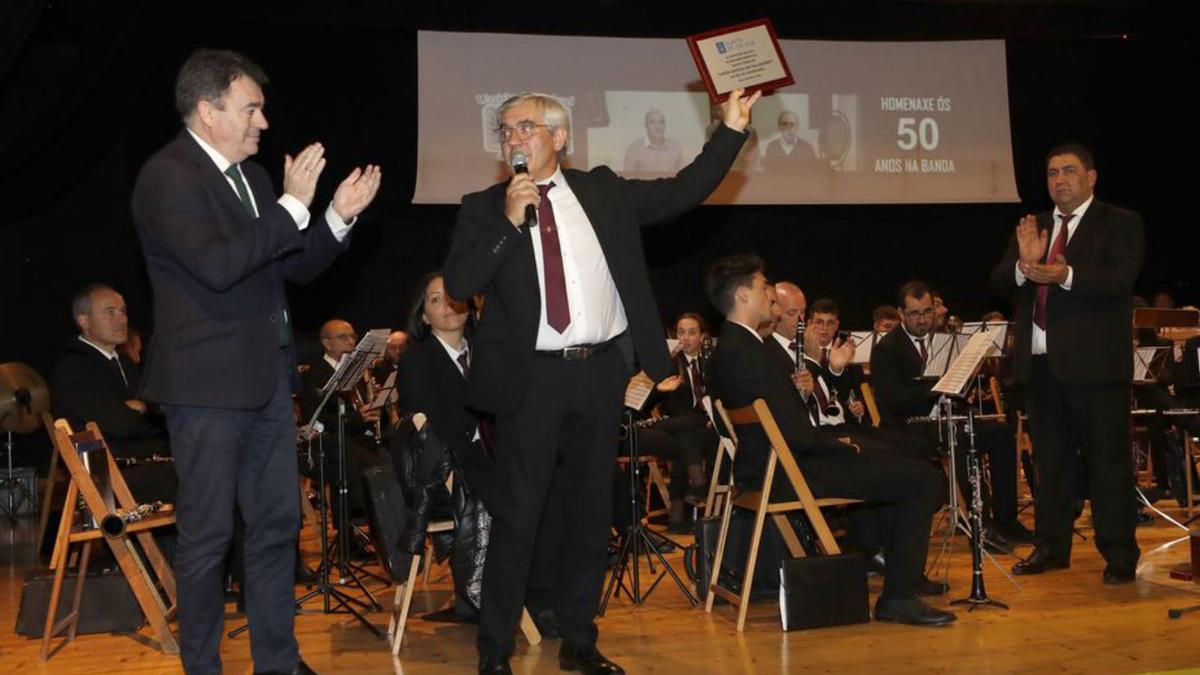 Román Rodríguez (izq.), ayer, en el acto de aniversario.   | // R. GROBAS