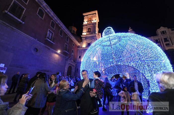 Estrellas y bolas ya brillan en las calles de Murcia