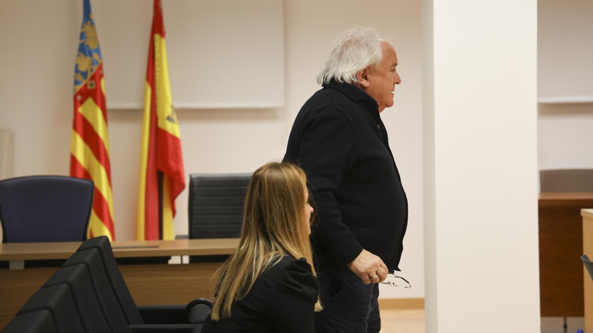 El marchante y su hija, que ha quedado absuelta, durante el juicio en la Audiencia Provincial el pasado mayo.