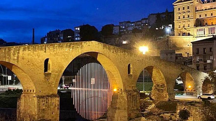 Muntatge ahir al Pont Vell de l&#039;obra de Xevi Bayona