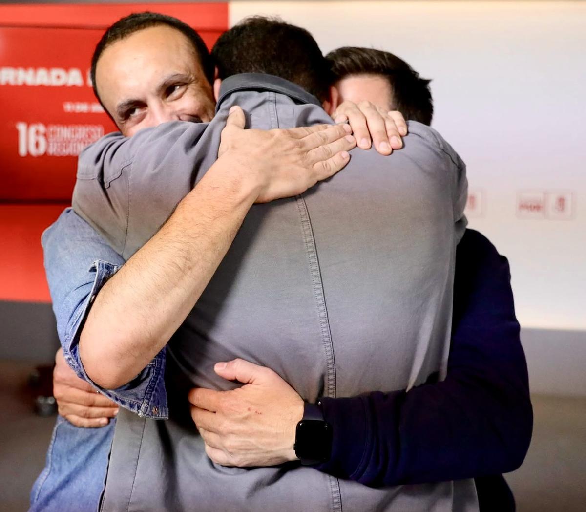 Eduardo Béjar y García Nicolás, arquitectos de la campaña, abrazan a Cotrina tras conocerse los resultados de las primarias.
