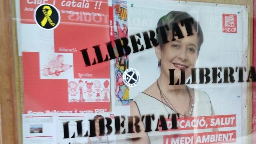 Pintades de «llibertat» i llaços grocs a la seu del PSC a Solsona