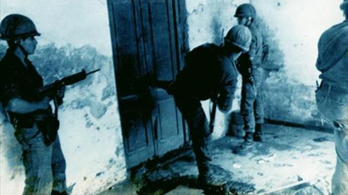 Represión 8Militares del Ejército de Videla asaltan una vivienda.