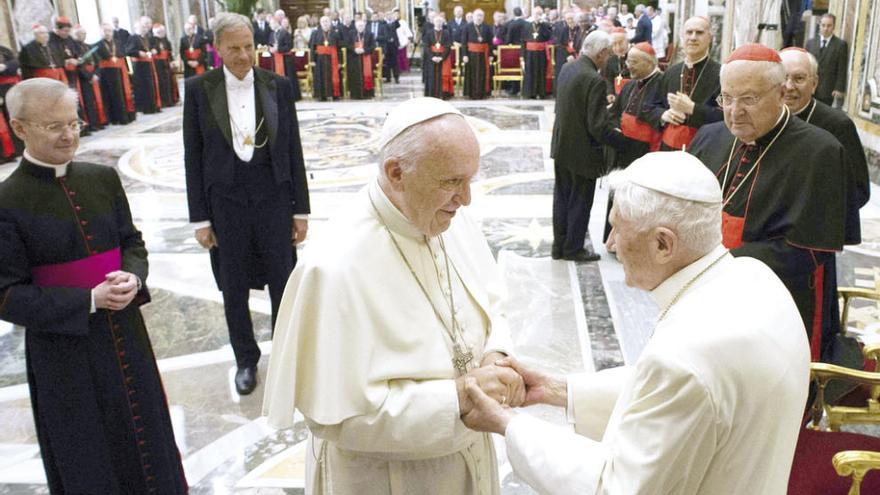 El papa Francisco (a la izquierda) y el papa emérito Benedicto XVI (a la derecha) conversando durante una ceremonia ayer en el Vaticano.
