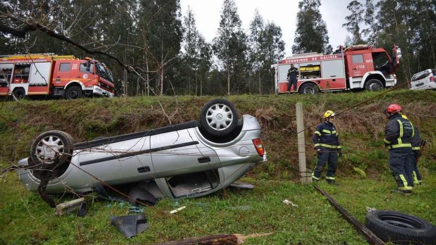 El coche quedó volcado tras caer por un desnivel de unos tres metros. // Gustavo Santos