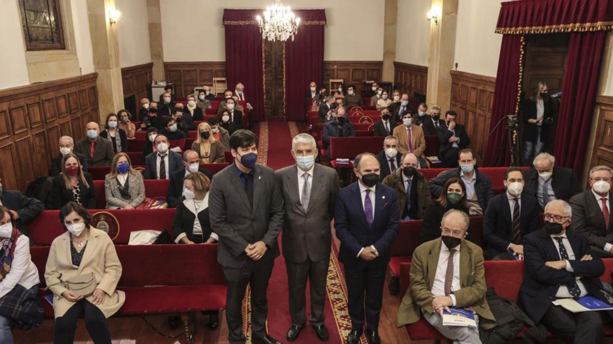 En el centro, el consejero Borja Sánchez, Mario Díaz y el rector Ignacio Villaverde, con el público de fondo, antes del acto. | Irma Collín