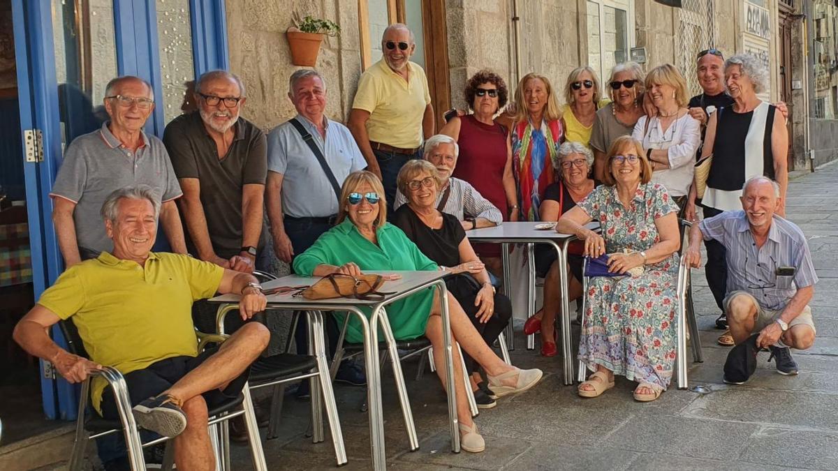 Mirad qué panda. ¡Qué suerte haber vivido tantos años y seguir sintiéndose jóvenes! Estos que veis posando alegres hace unos días en la puerta de La Comidilla tienen como memoria común la de su adolescencia, hace medio siglo nada menos, que compartieron juntos por el barrio viejo en una animada pandilla. ¡Qué tiempos felices aquellos finales de los sesenta en que jugaban al brilé, viajaban en tranvía a Canido o tenían sus primeros enamoramientos! Luego han pasado muchas cosas, las más buenas, se casaron, fueron padres, unos cuantos abuelos… y miradlos ahora, tan panchos aunque ya no juegan al brilé. ¡Cielos, si es mi pandilla!