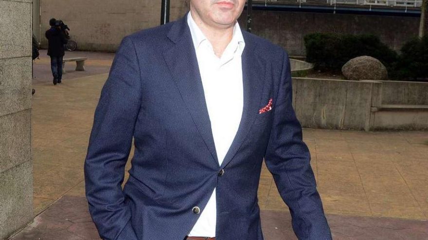 El abogado del menor, Jorge Cubela, a la salida de los juzgados de A Parda. // Rafa Vázquez