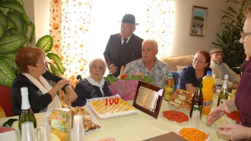 Tomasa Canas Sánchez festeja con los familiares el siglo de vida.