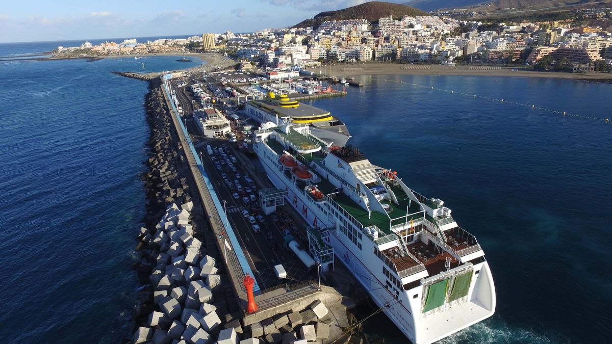 Panorámica aérea del Puerto de Los Cristianos, en el municipio tinerfeño de Arona.
