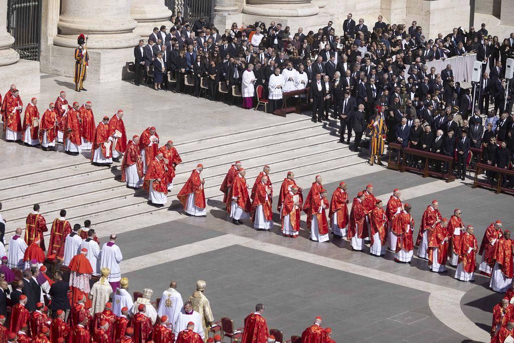 El funeral del papa Francisco en la Plaza de San Pedro del Vaticano, en imágenes