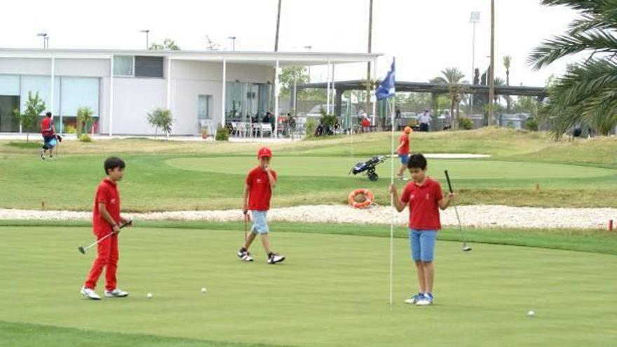 Niños de la Escuela Tutelada de la FGCV de Alicante Golf visitan la Escuela de Golf Elche