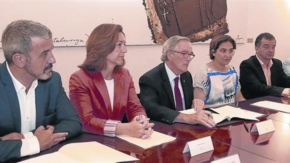 Collboni (PSC), Mejías (Ciutadans), Trias (CiU), Colau (Barcelona en Comú), Bosch (ERC) y Esteller (PP), en el momento de la firma de la solicitud de renovación del Mobile.