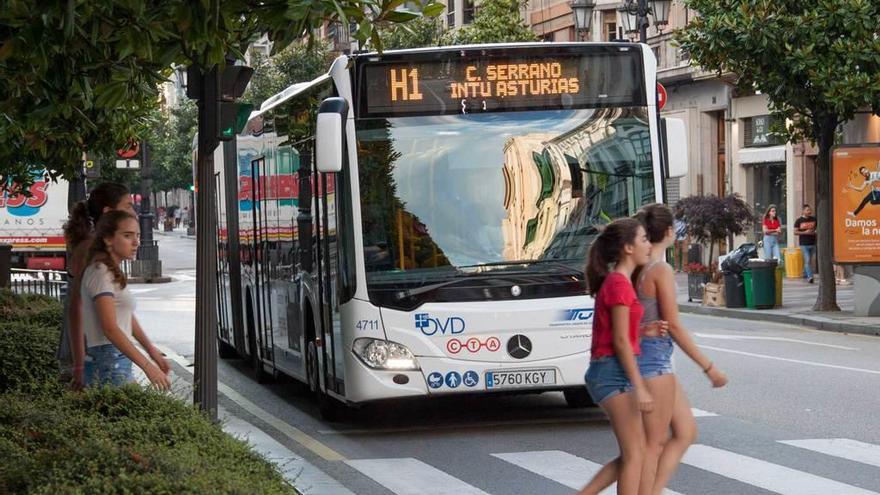 Un autobús urbano, ayer, en el centro de Oviedo.